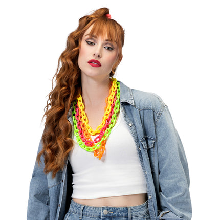 Neon ketting Vibe geel in een stapellook met andere neonkettingen bij een jaren 80-outfit