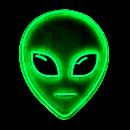 Neon licht alien in groen, ovaal alienhoofd met grote schuine ogen en mondstreep als lichtlijnen