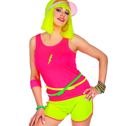 Neon roze hemdje gedragen over de taille, fluorroze damestop op een neon party