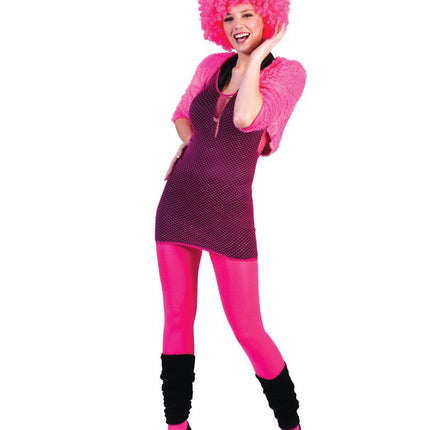 Neon roze net jurk gedragen over een top met felroze legging en beenwarmers voor een jaren 80-feest