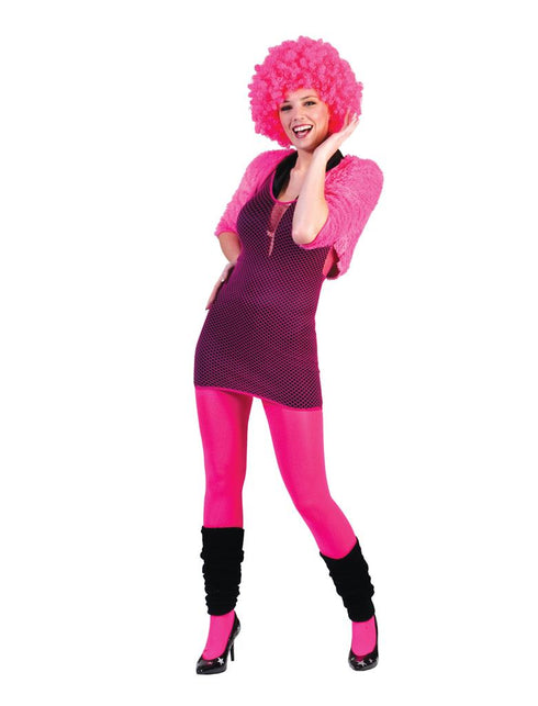 Neon roze net jurk gedragen over een top met felroze legging en beenwarmers voor een jaren 80-feest