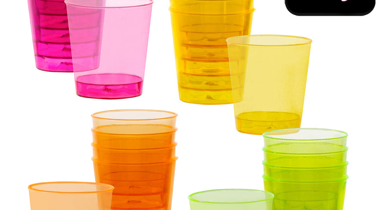 Neon shotglaasjes UV in roze, geel, oranje en groen, gestapeld per kleur