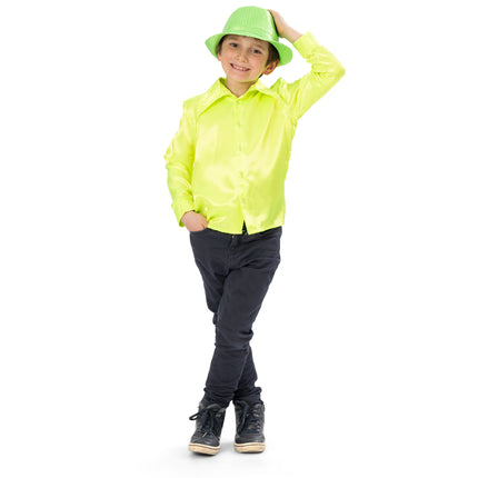 Neongeel discoshirt voor jongens met satijnglans en knoopsluiting, gecombineerd met een donkere broek