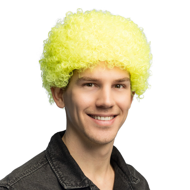 Neongele krullenpruik op man, korte volle afro rond het hele hoofd