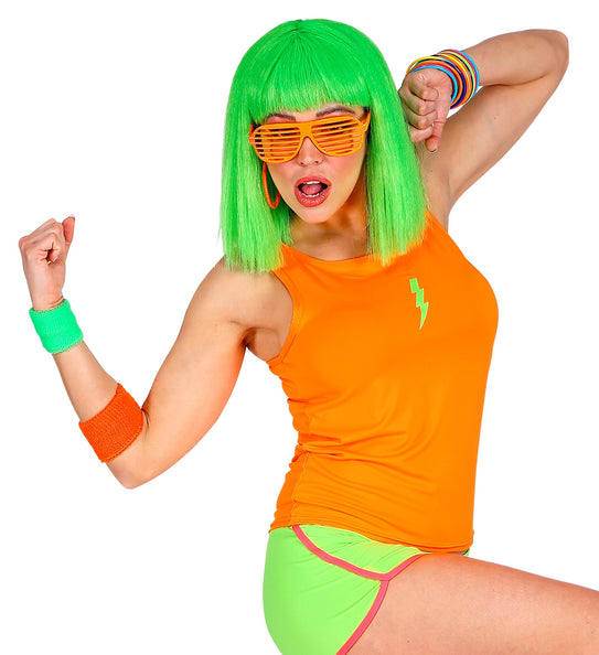 Neonoranje tanktop dames gedragen bij groene short, bliksemschicht op de voorkant, discolook