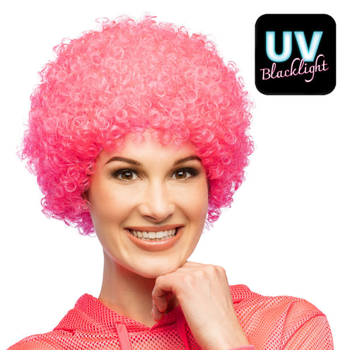 Neonroze afropruik met kleine krullen, gedragen door vrouw, met uv blacklight-effect