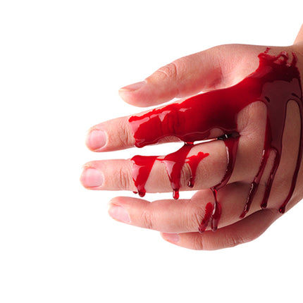 Nep bloed uitgesmeerd over een hand met rode druipsporen tussen de vingers, voor een horrorlook