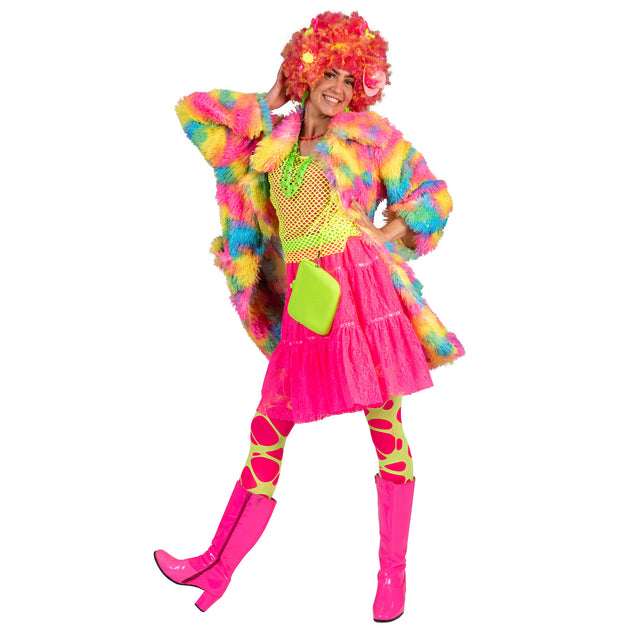 Nep bontjas Nina regenboog, open gedragen over neonkleurige kleding tijdens een Pride party