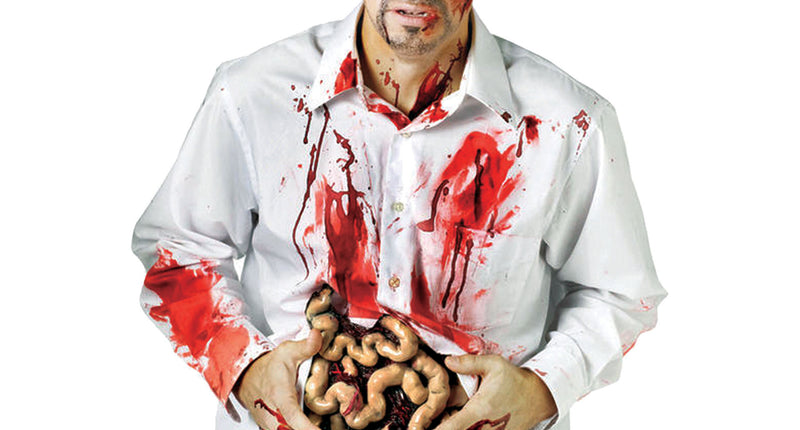 Nep darmen voor zombie dokter gedragen over een bebloed wit hemd, zombielook voor Halloween