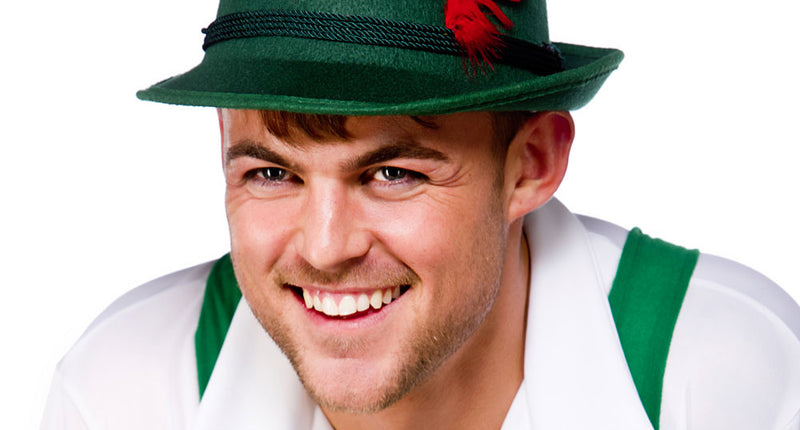 Oktoberfesthoed groen met rode veer, gedragen door man met wit overhemd en groene bretels op Oktoberfest