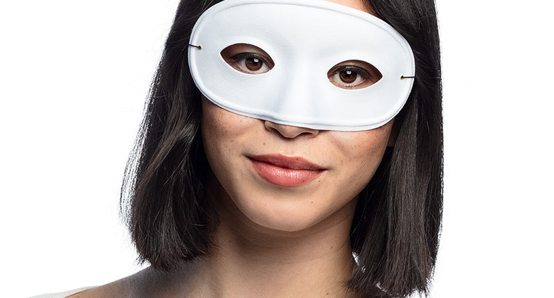 Oogmasker Basic wit gedragen door een vrouw, effen wit halfmasker voor een gemaskerd bal