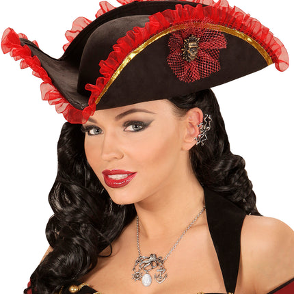 Oorbel Octopus gedragen door dame bij een piratenoutfit, tentakels langs de oorrand