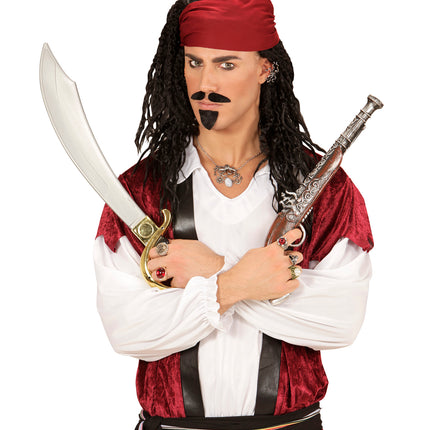 Oorbel Octopus gedragen door heer met piratenlook, zilverkleurige oorklem bij het oor
