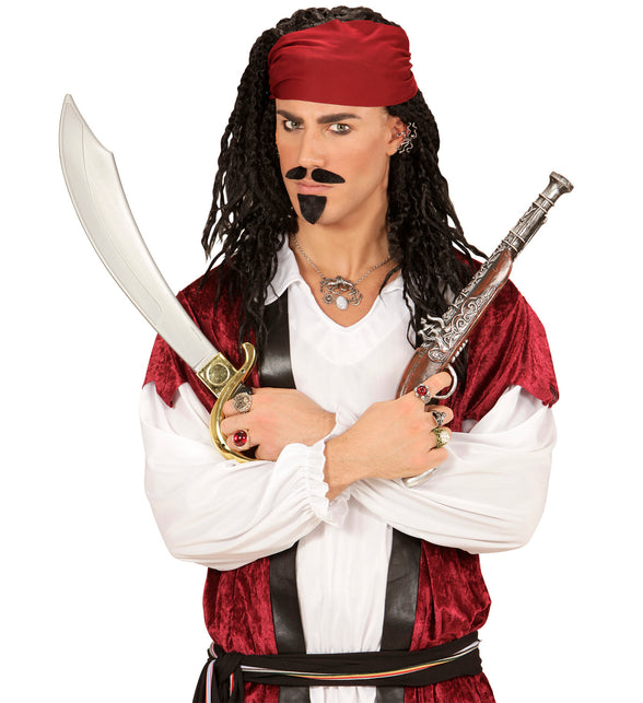 Oorbel Octopus gedragen door heer met piratenlook, zilverkleurige oorklem bij het oor