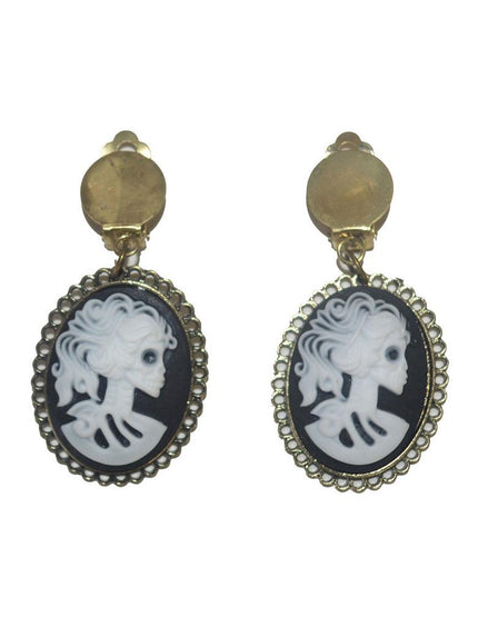 Oorbellen gothic met ovale camee van skeletdame in wit op zwart en goudkleurige clipsluiting voor Halloween