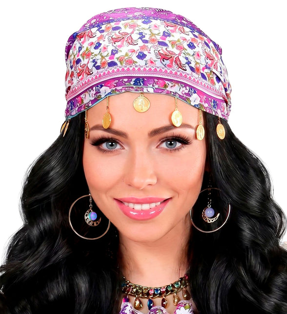 Oorbellen mystiek gedragen bij een waarzegsterlook met bloemenhoofddoek