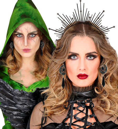 Oorbellen satanisch Zoë bij een groene heksenmantel en bij een zwarte gotische outfit