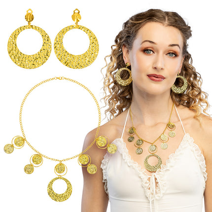 Oosterse sieradenset goud met muntjesketting en twee gehamerde ronde oorhangers, los getoond en gedragen