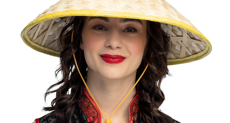 Oosterse strohoed Vietnam met gele bies, gedragen door een vrouw op een Aziatisch themafeest