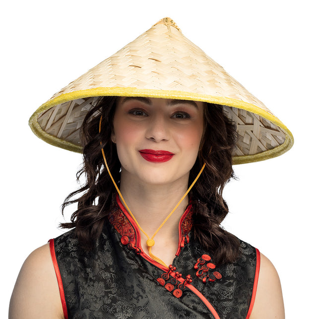 Oosterse strohoed Vietnam met gele bies, gedragen door een vrouw op een Aziatisch themafeest