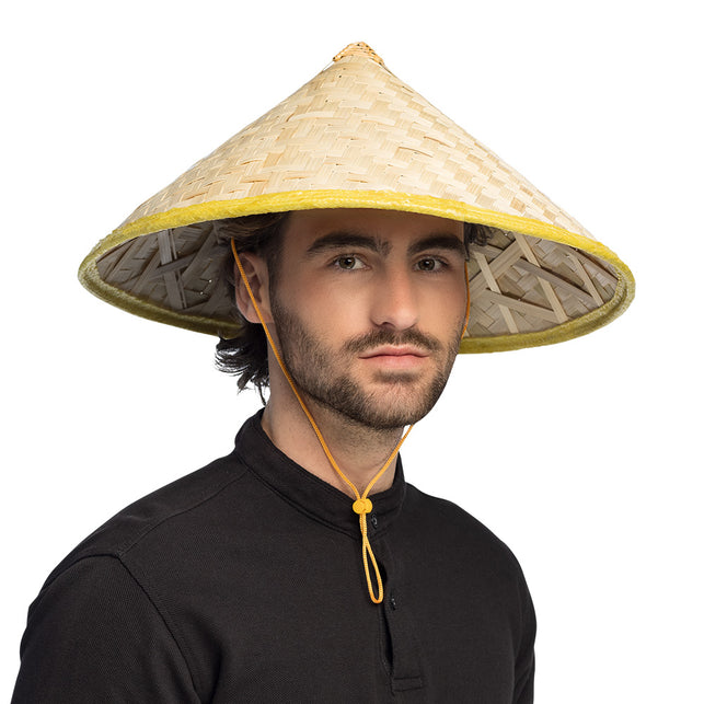 Oosterse strohoed Vietnam op het hoofd van een man, kegelvorm met breed gevlochten rand