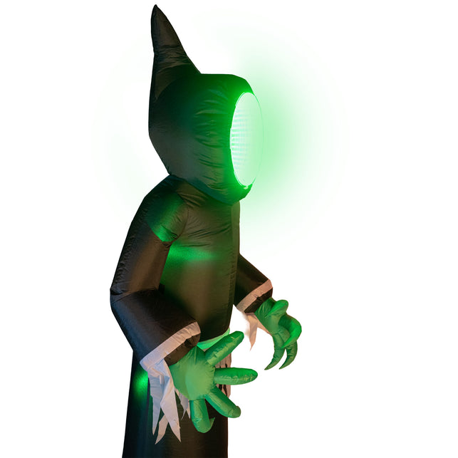 Opblaasbaar spook van opzij met puntige kap en uitgestrekte groene klauwhand