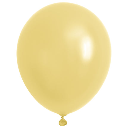 Opgeblazen latex ballon in macaron geel met lichte glans en geknoopt mondstuk, uit de set van 40 voor een verjaardag