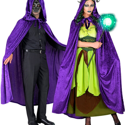 Paarse cape met kap over een groene heksenjurk en over een zwart overhemd, fluwelen stof