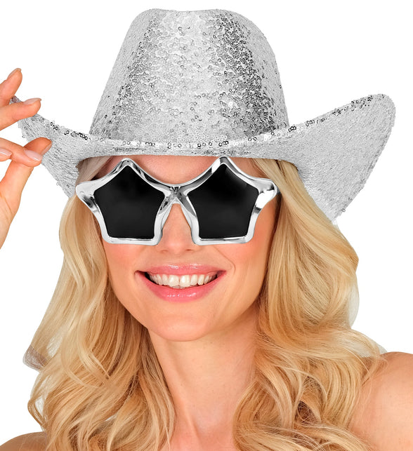 Pailletten cowboyhoed zilver op het hoofd, rand omhoog gebogen langs het gezicht