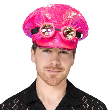 Pailletten pet Cosmic in neonroze gedragen door een man, partybril met facetlenzen boven de klep