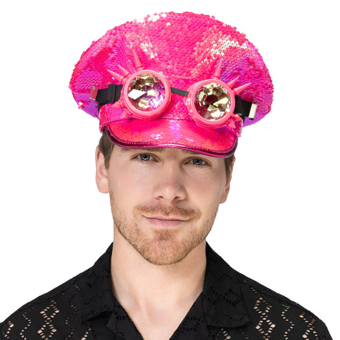 Pailletten pet Cosmic in neonroze gedragen door een man, partybril met facetlenzen boven de klep