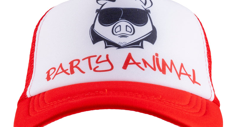 Party Animal pet rood-wit met zwarte varkenskop op zonnebril en rode opdruk op het witte front