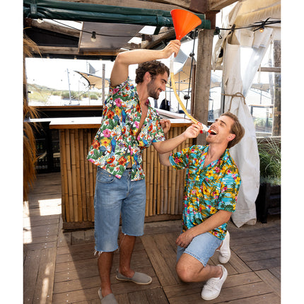Party biertrechter tijdens een drinkspel op een tropisch strandfeest