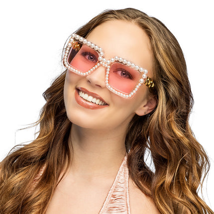 Partybril Bella roze met witte parels en roze glazen, gedragen voor een discofeest