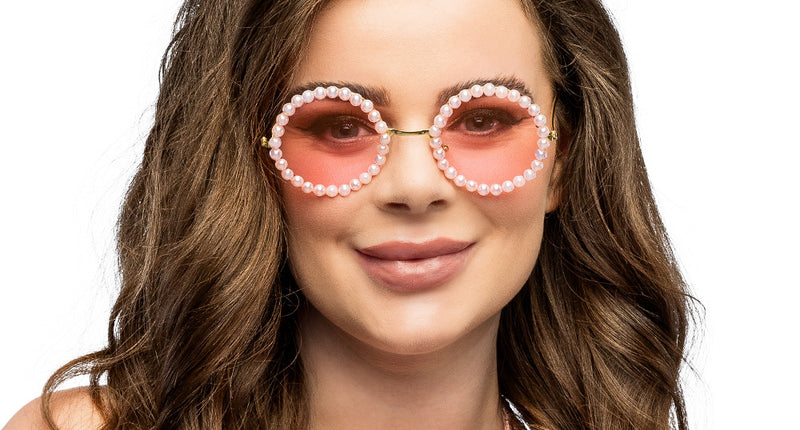 Partybril Candy roze met ronde glazen en parelrand, gedragen bij lang golvend haar voor een hippiefeest