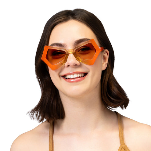 Partybril Nova in oranje met vijfhoekig montuur, gedragen door een vrouw, voor Koningsdag