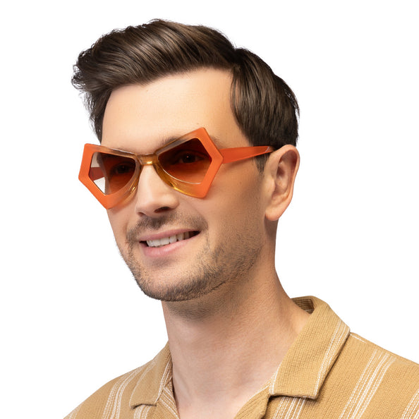 Partybril Nova schuin van opzij op een man, met oranje pootje, voor een foute party