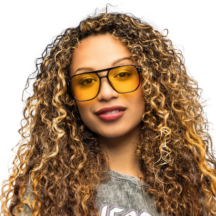Partybril Rapper met gele glazen op een model met krullend haar voor een hiphopfeest
