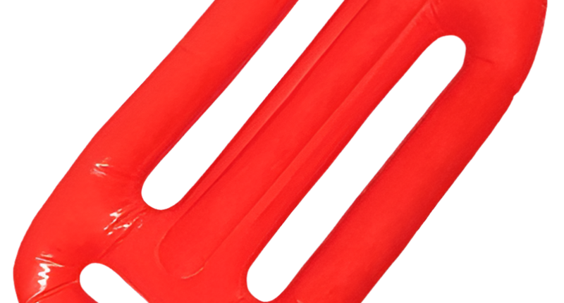 Opblaasbare reddingsplank in rood plastic met drie handgrepen, feestprop voor een strandwachtlook