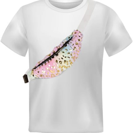 Pastelkleurig pluche heuptasje schuin over de schouder gedragen bij een wit T-shirt