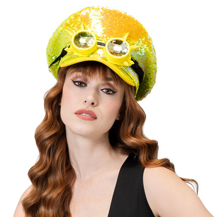 Pet Cosmic neongeel met iriserende pailletten en gele spikebril boven de klep, gedragen voor een neon party
