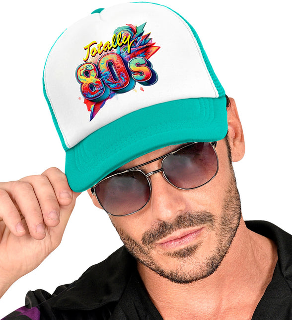 Pet jaren 80 gedragen door heer, turquoise klep en witte voorkant met 80s letters
