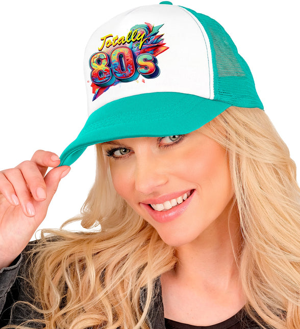 Pet jaren 80 op het hoofd van een dame, turquoise klep met graffitiprint