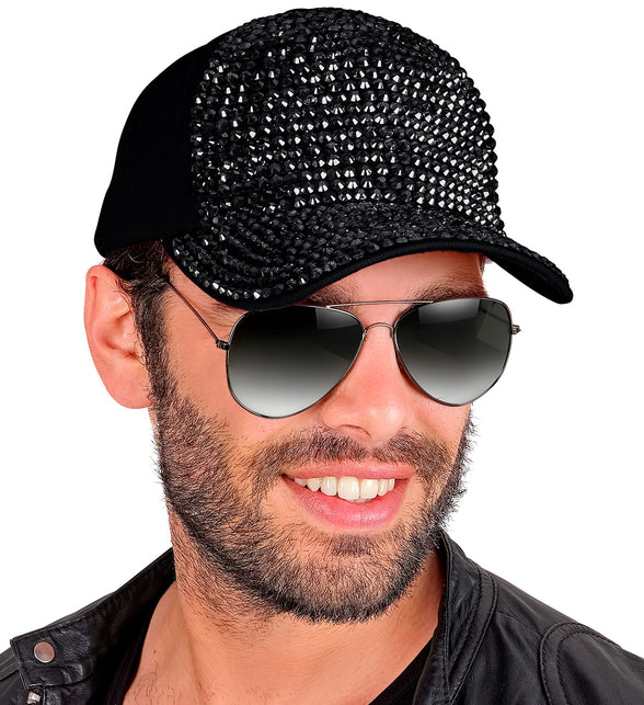 Pet strass zwart gedragen door heer, glinsterende steentjes bij een discofeestlook