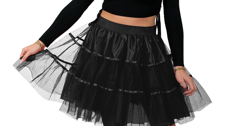 Petticoat zwart 45 cm met twee lagen tule en satijnen linten, gedragen door een dame onder een zwarte top