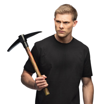 Pikhouweel van schuimrubber met zwarte kop, in de hand gehouden door een man, voor Halloween