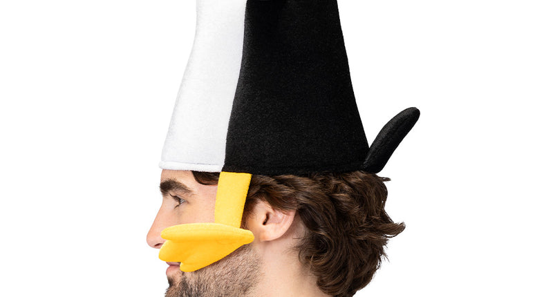 Pinguïn hoed zwart-wit met gele snavel en pootjes langs het gezicht, zijaanzicht gedragen voor carnaval