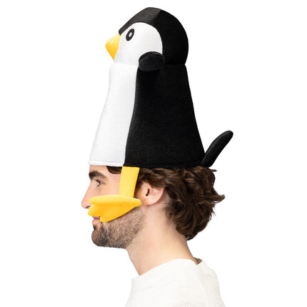 Pinguïn hoed zwart-wit met gele snavel en pootjes langs het gezicht, zijaanzicht gedragen voor carnaval