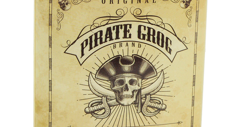 Piraten heupfles van staal met vergeeld whiskeylabel, piratenschedel en gekruiste sabels