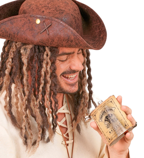Piraten heupfles vastgehouden bij een piratenoutfit met steek en dreadlocks